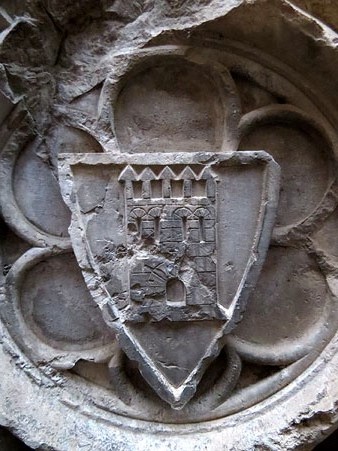 Probable escut de la família Mur en un espai funerari a l'exterior dels absis de la Catedral