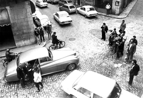 Cugat sortint del seu Rolls Royce a la plaça de l'Oli. 1979-1983