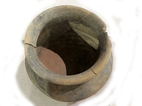 Olla de ceràmica grisa. Segle XI-XV, Girona. Museu d'Història dels Jueus