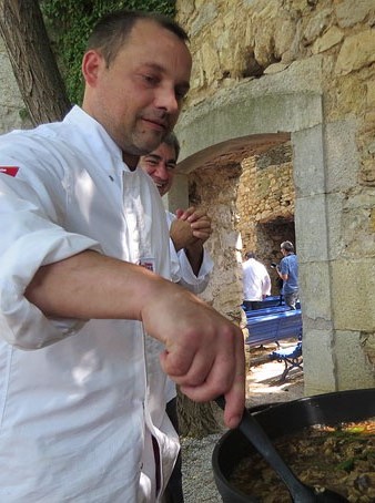 El xef Jaume Vila, del restaurant La Banyeta, preparant l'arròs