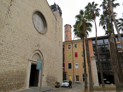 Façana de l'església de de Santa Susanna i el Museu del Cinema