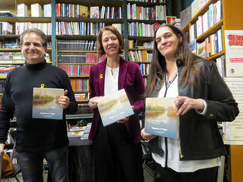 Josep Burset, Marta Madrenas i Dolors Vilamitjana, amb el llibre, a l'inici de la presentació