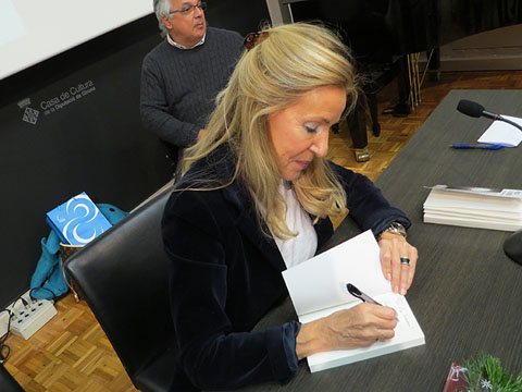 Montse Batlle signant exemplars del seu llibre