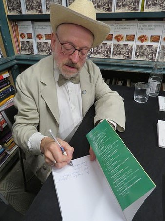 Jaume Fàbrega signant exemplars del seu llibre