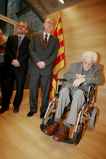El conseller Joan Manuel Tresserras lliura la medalla i el diploma de la Creu de Sant Jordi a Feliu Matamala. 2009