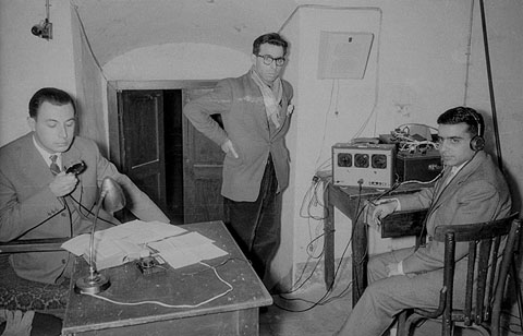 Estudis de Ràdio Girona. D'esquerra a dreta, el periodista, Narcís-Jordi Aragó i el locutor, Joan Viñas Bona. 1958