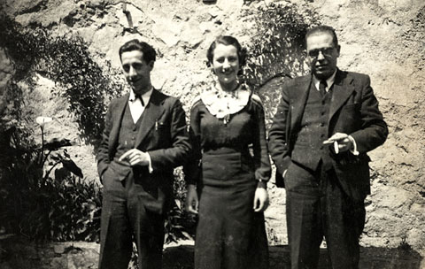 El primer equip de Ràdio Girona: Manel Martínez (tècnic), Francina Boris (locutora) i Alexandre Figa (director) als Jardins dels estudis del carrer de la Força. 1934
