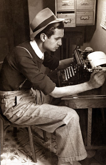 Miquel Gil escrivint a màquina a l'interior del locutori de EAJ-38 Ràdio Girona. 1939