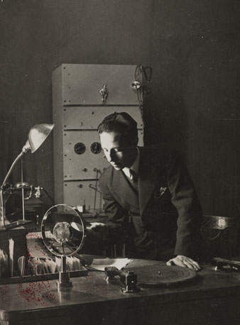 El periodista Miquel Gil fent una retransmissió en el locutori de EAJ-38 Ràdio Girona. 1939