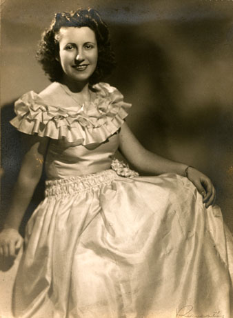 Retrat d'estudi de Francina Boris amb un vestit de gala. 1930