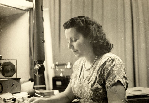 La locutora de ràdio Francina Boris fent una retransmissió en els estudis de Radio España de Gerona EAJ. 1948