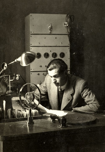 El locutor de ràdio Enric Casademont fent una retransmissió en el locutori de EAJ-38 Ràdio Girona. 1939