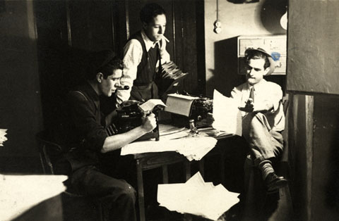Emili Banda, director, Enric Casademont, locutor, i Miquel Gil, guionista, preparant l'emissió en el locutori de EAJ-38 Ràdio Girona. 1939
