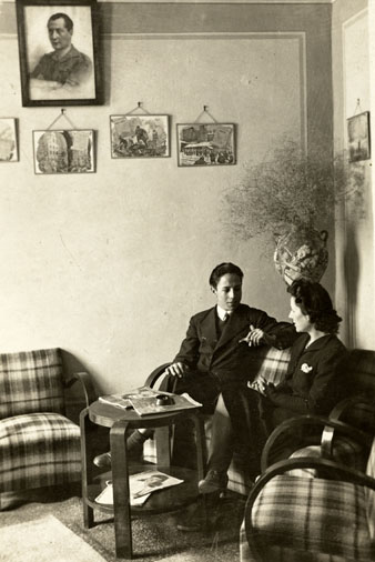 Sala d'estar del locutori de EAJ-38 Ràdio Girona. S'hi observa a Enric Casademont i Amàlia Reixach asseguts. 1940