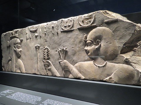 Relleu del temple del faraó Ptolomeu I. Pedra calcària. Dinastia Ptolemaica, regnat de Ptolomeu I, Ca. 305-282 aC. Temple d'Hator, Kom Abu Billo