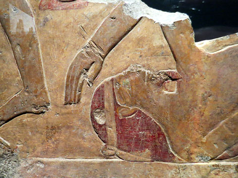 Fragment de relleu d'una escena de batalla. Pedra calcària. Dinastia XI, regnat de Mentuhotep II, Ca. 2055-2004 aC. Temple de Mentuhotep II, Deir el-Bahari, Tebes