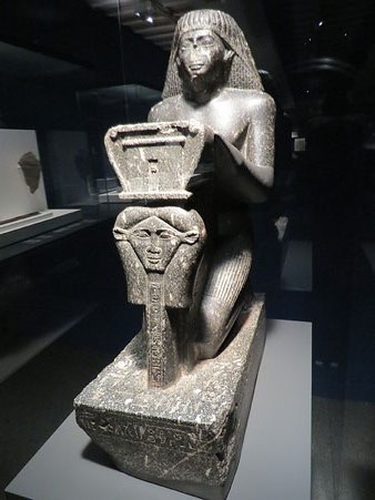 Estàtua del visir Nespakashuti. Granit. Dinastia XXVI, regnat de Psammètic I, Ca. 664-610 aC. Poblablement de Tebes