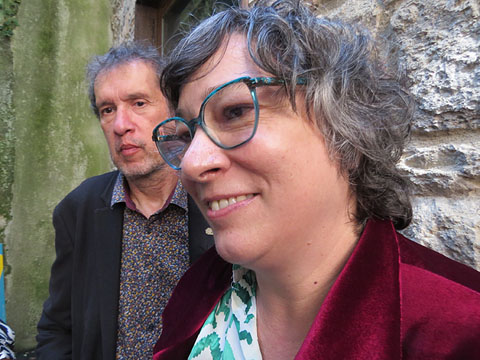 L'artista Alexandra Genís i lescriptor Joan-Lluís Lluís durant la inauguració