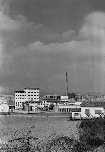 Vista de la fàbrica de les Indústries Químiques i Tartàriques, coneguda popularment com els Químics, a la zona de Palau-sacosta. 1979