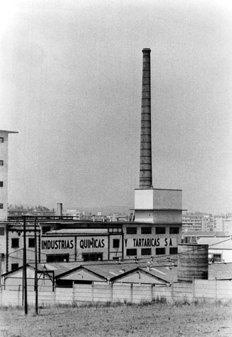 Vista de la fàbrica de les Indústries Químiques i Tartàriques. 1988