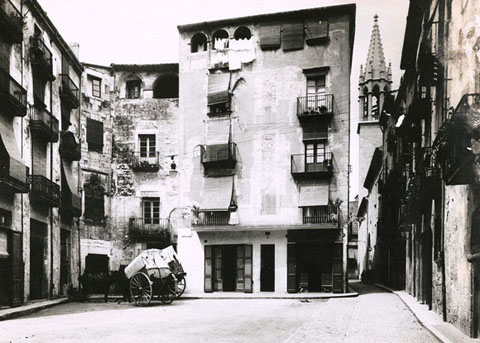 La placeta del Mercadal. A la dreta, el carrer de l'Obra i el  campanar neogòtic de l'església de Santa Susanna del Mercadal. 1925