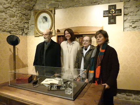Els néts de Carles Rahola, Emili, Maria Rosa i Francesca Ros Rahola, i l'alcaldessa de Girona, Marta Madrebas, a l'espai dedicat a Rahola al Museu d'Història