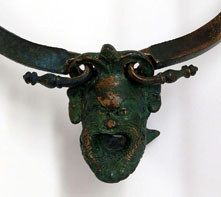 Nansa de sítula (vas en forma de galleda) amb cap de barbut, bronze. Mas Castellar (Pontós, Alt Empordà). Segles I-II dC