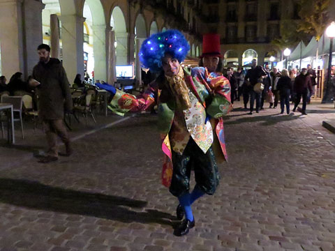 El senyor Caneló i l'Esperit de Nadal a la plaça de la Independència