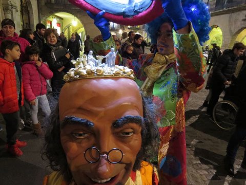 El senyor Caneló mostra el pessebre del cap de l'Esperit de Nadal, al final de la dansa a la plaça del Vi