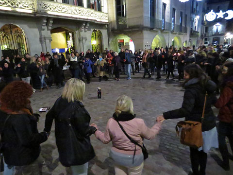 Danses dels assistents a la plaça del Vi