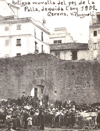 Antiga muralla del pes de la Palla, derruida l'any 1902. Portal de l'Àngel o de Sant Antoni, que donava a l'Areny. 1901