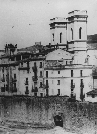 El sector de muralla del Pes de la Palla amb el portal de l'Àngel a la dreta. Al seu darrera, les torres de l'església del Sagrat Cor. Al fons, el convent de Sant Domènec i la torre homònima. La muralla seria enderrocada el 1901 i cases de l'esquerra el 1903, per tal d'obrir-hi la Rambla Verdaguer. 1890-1901
