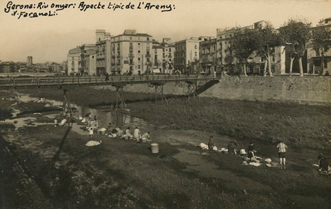 Aspecte típic de les bugaderes a l'Areny, sota el pont del Carme. 1926-1936