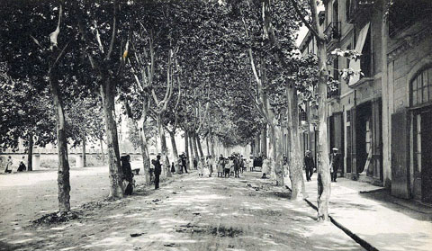 Vista del carrer del Carme. Al fons a l'esquerra, el pont del Carme, amb la passarel·la de fusta. 1906-1918