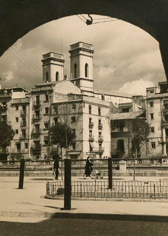 Vista de la Rambla Pi i Margall des de les voltes, amb el campanar de l'església del Sagrat Cor al fons. 1950-1955