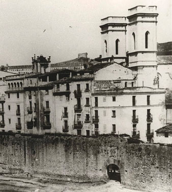 El sector de muralla del Pes de la Palla amb el portal de l'Àngel a l'esquerra. Al seu darrera, les torres de l'església del Sagrat Cor. Al fons, el convent de Sant Domènec i la torre homònima. La muralla seria enderrocada el 1901 i cases de l'esquerra el 1903, per tal d'obrir-hi la Rambla Verdaguer. 1890-1901