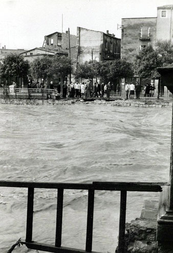 Destrucció del pont de can Ventura, que conectava la rambla Pi i Margall amb la de Verdaguer, deguda a la riuada. 12 d'octubre 1962