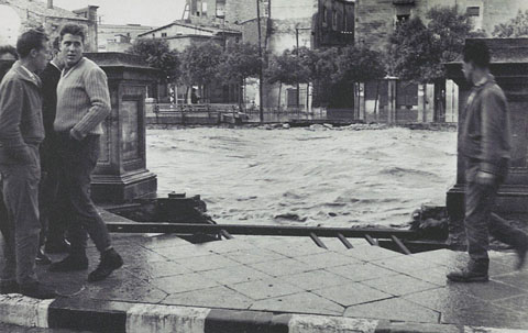 Arrossegament del Pont de Can Ventura. situat entre la rambla Verdaguer i la rambla Pi i Margall. 12 d'octubre 1962