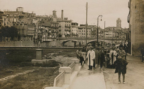 Automobilistes a la rambla Jacint Verdaguer. A l'esquerra, el pont del Pes de la Palla i el Pont de Pedra, al darrera. 1913-1920