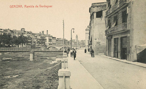 La rambla de Jacint Verdaguer i el riu Onyar. A l'esquerra el pont del Pes de la Palla, i el pont de Pedra. Al fons, el campanar de les Bernardes. 1915-1918
