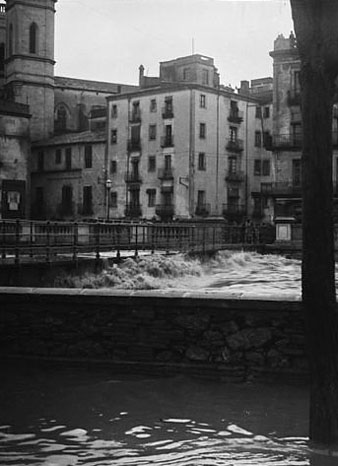 Inundacions provocades pel desbordament dels rius Ter i Onyar. Vista des del passeig General Mendoza del nivell de l'aigua del riu Onyar a l'altura del pont del Pes de la Palla. Al fons a la dreta, les torres del Sagrat Cor. 29 d'octubre 1920