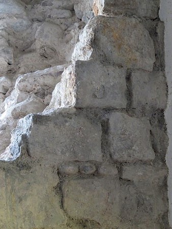 Detall dels carreus de la muralla, visible a la primera prospecció a nivell del carrer