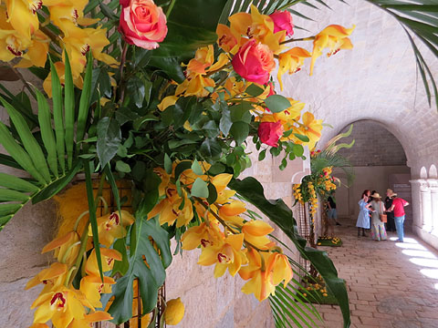 Decoració floral al claustre de Sant Daniel