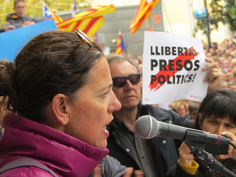 Lactriu Cristina Cervià llegint el manifest unitari