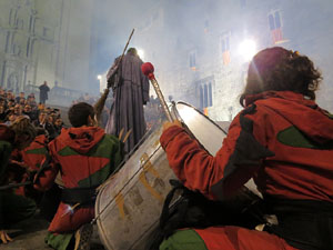 Fires 2017. La Beatufarra, descens del Beatusaure per les escales de la Catedral de Girona