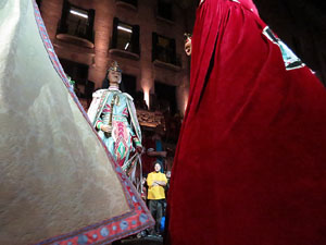 Fires 2017. Ballades de capgrossos, gegants i far&agrave;ndula a la pla&ccedil;a del Vi