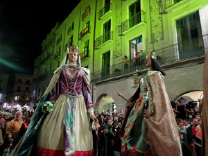 Fires 2017. Ballades de capgrossos, gegants i far&agrave;ndula a la pla&ccedil;a del Vi