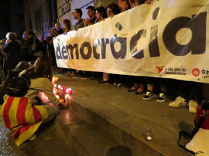 Concentraci&oacute; a la pla&ccedil;a de la Constituci&oacute; en protesta per l'empresonament de Cuixart i S&aacute;nchez
