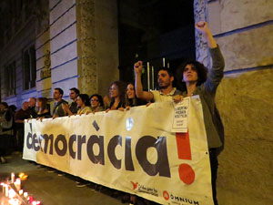 Concentraci&oacute; a la pla&ccedil;a de la Constituci&oacute; en protesta per l'empresonament de Cuixart i S&aacute;nchez