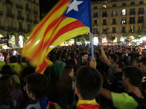 Concentraci&oacute; a la pla&ccedil;a de la Constituci&oacute; en protesta per l'empresonament de Cuixart i S&aacute;nchez